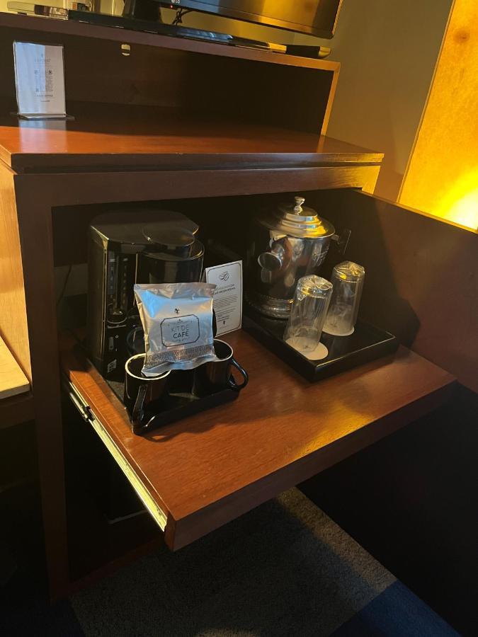 Emporio Reforma Hotel Mexico-stad Buitenkant foto A coffee and tea maker in a hotel room