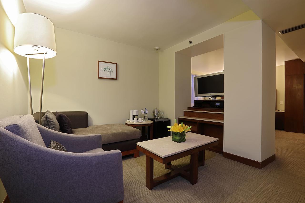 Emporio Reforma Hotel Mexico-stad Kamer foto A living room in a suite at the Mandarin Oriental, Hong Kong