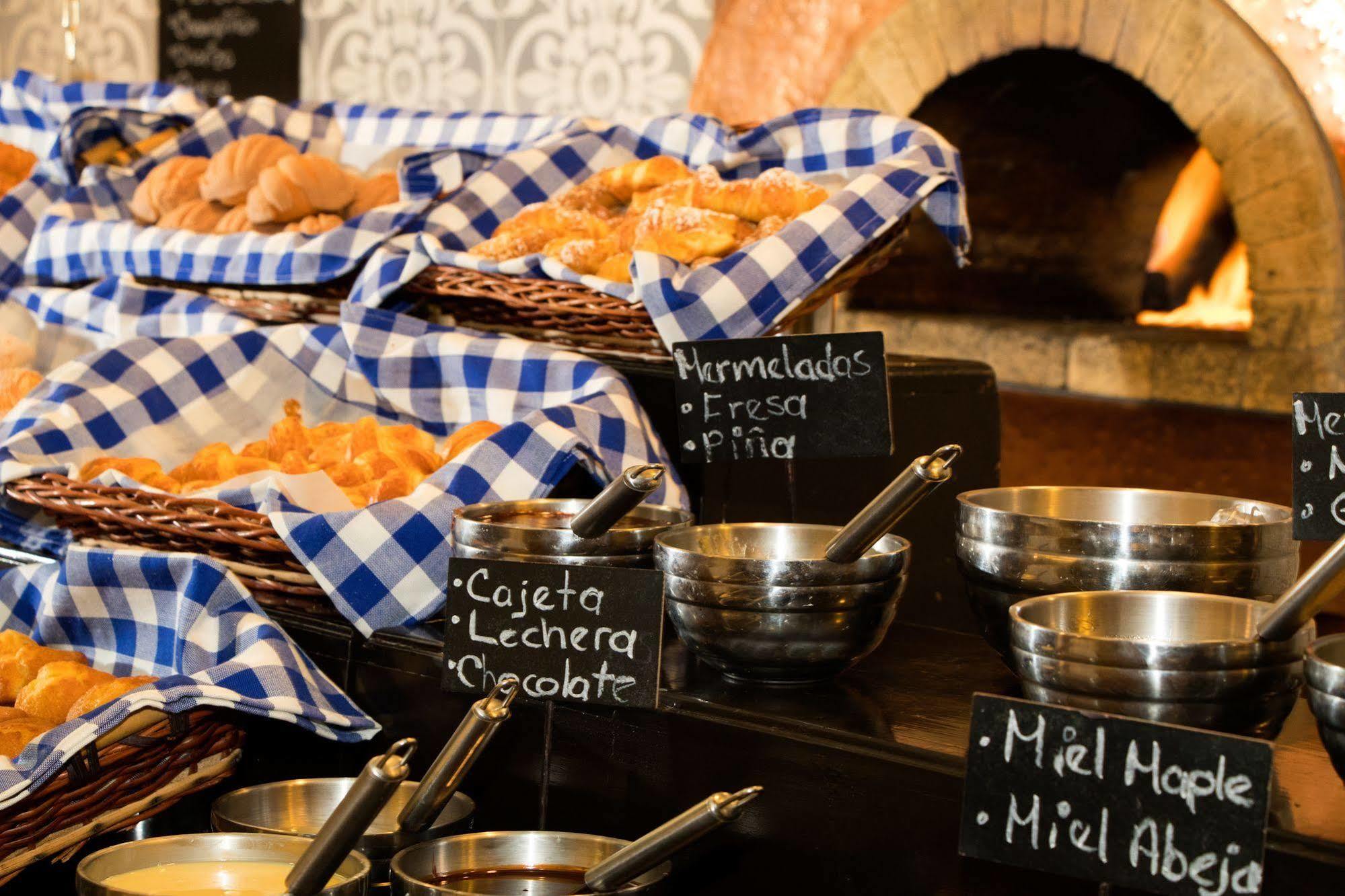 Emporio Reforma Hotel Mexico-stad Buitenkant foto A selection of Spanish tapas